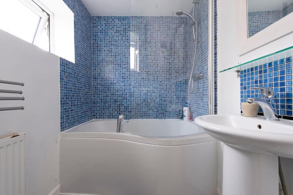 Lovely 2-Bed 15 Minutes To Central Londres Extérieur photo